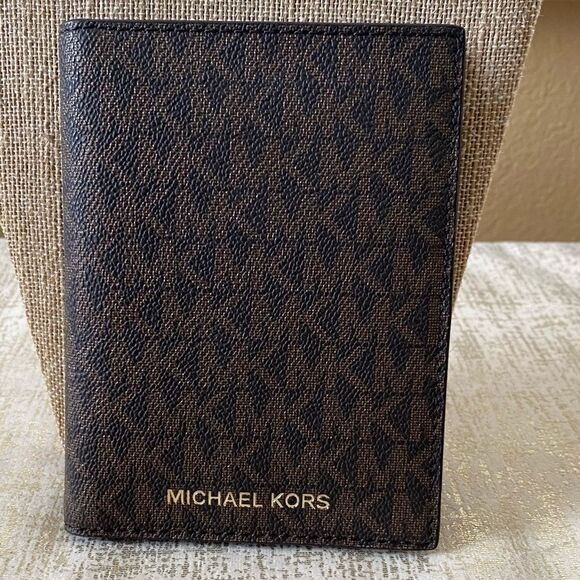 Michael Kors Jet Set Travel Passport Brown/Tan Logo Print Canvas Wallet. NWOT - Picture 1 of 7